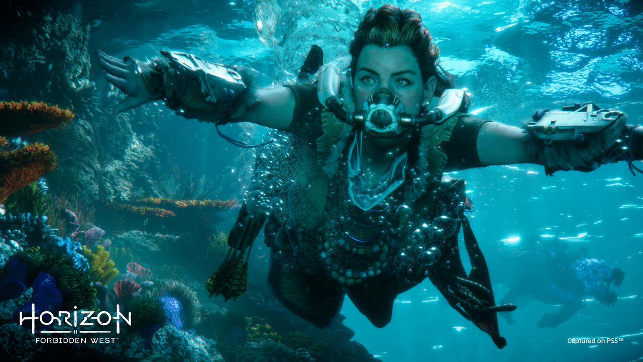 Gameplay screenshot: Aloy exploring underwater